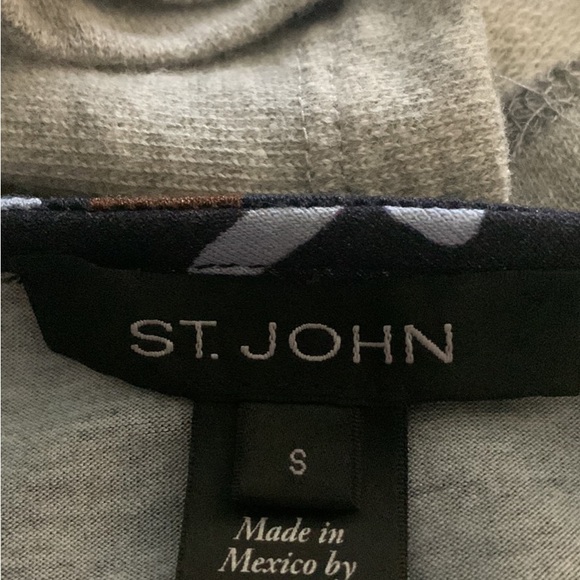 ST. JOHN FLORAL PRINT BLOUSE WITH KEY HOLE CUT OUT IN FRONT. SIZE SMALL - Picture 6 of 6